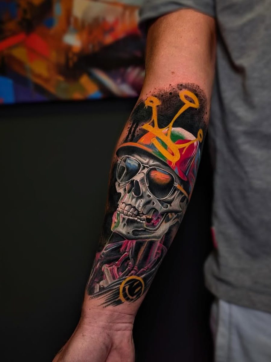 Kolorowa czaszka w czapce z daszkiem — realizacja Ranger Ink