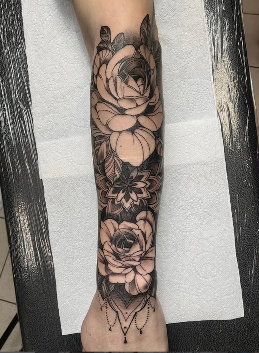 Tatuaż kwiatowy z mandalą — realizacja Ranger Ink